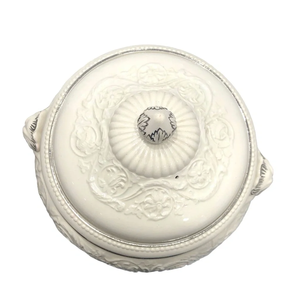VINTAGE WEDGWOOD ETRURIA ENGLAND COVERED PATRICIAN SHAPE TUREEN